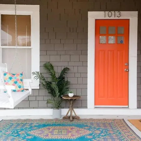 Gorgeous Artistic Fully Fenced Home Near Downtown
